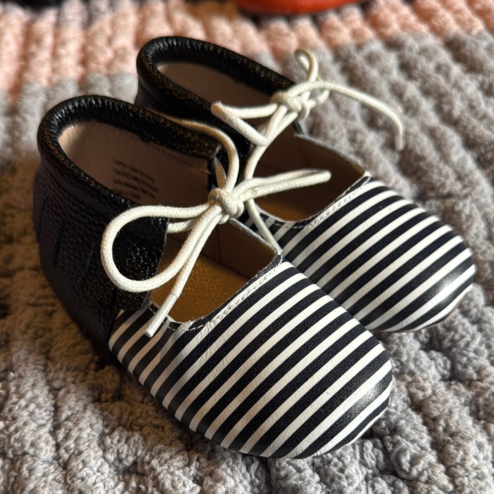 Monkey Feet black & white leather Striped Baby Shoes with Laces- NEW